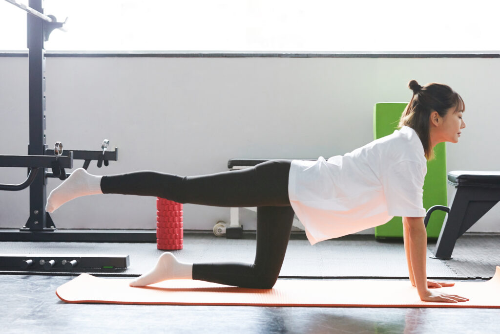 ジムで運動をする若い女性