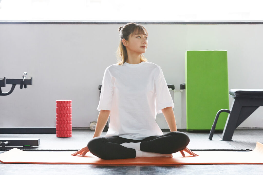 ジムで運動をする若い女性